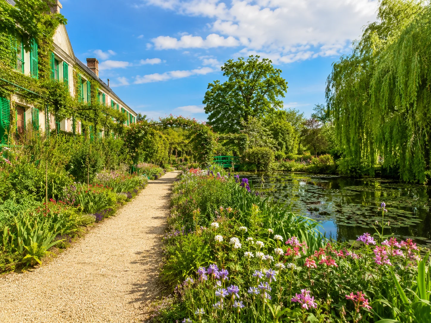 FR Transfer private transfer to Giverny Normandy with premium chauffeur service, luxury transport from Paris, CDG Airport, Orly Airport and Beauvais Airport to Claude Monet’s Garden, Rouen and Normandy tourist destinations.